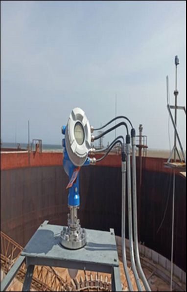 Radar level gauge on a storage tank